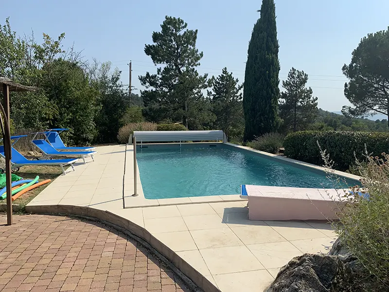 Grande piscine extérieure pour l'été